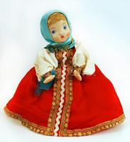 Régi népviseletbe öltöztetett teát melegen tartó baba, m: 22 cm