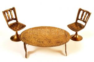 Fém baba asztal két székkel, m: 6 és 3 cm