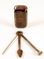 Régi díszes fém gyufatartó benne gyufával és egy pipatisztító