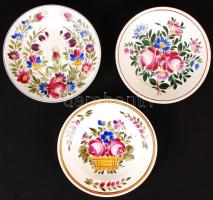 Kézzel festett népi mintás kerámia fali tálak Áhel Lily kézjegyével, 3 db, jelzett, d: 23 cm