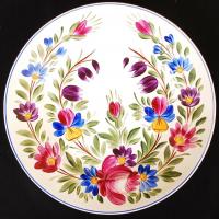 Kézzel festett népi mintás kerámia fali tálak Áhel Lily kézjegyével, 3 db, jelzett, d: 23 cm