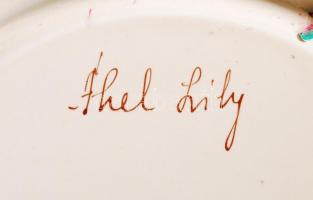 Kézzel festett népi mintás kerámia fali tálak Áhel Lily kézjegyével, 3 db, jelzett, d: 23 cm