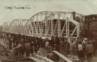 Csap vasúti hídépítés, terhelési próba / railway bridge construction, locomotive, photo (EB)