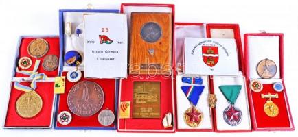 ~1930-1960. 25db klf kitüntetés, díjérem és jelvény, legtöbb dísztokban, benne belügyes, határőr, Ba...