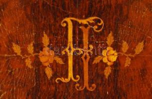 "FI" monogramos intarziás fa doboz kulccsal, a zárszerkezet nem működik, 28x18x11 cm