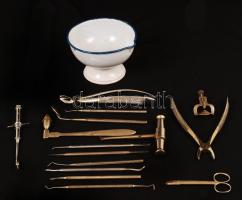 Fém fogorvosi eszközök és egy fém tálka