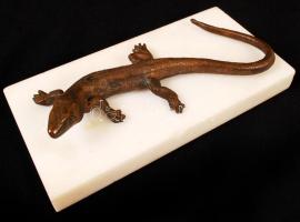 Gyík alakú réz levélnehezék márvány talapzaton, h: 20 cm, m: 5 cm