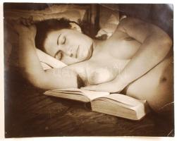 1961 Tiszavölgyi József: Édes álom, akt fotó, feliratozva, pecséttel jelzett, kép felületén törések, 29x23 cm