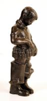 Jelzés nélkül: Dugdosó fiú. Festett vas, m:15 cm