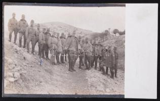 1915 Kalser, az 50. hadosztály parancsnoka kitűntetéseket oszt fotólap / Award giving on the field