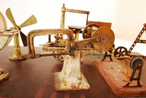 cca 1940 Transzmissziós szerszámgépek gyerekeknek, fa lemezre erősítve, rozsdás hiányos állapotban, ...