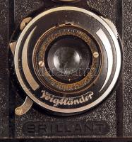 Voigtländer Brillant típusú fényképezőgép bőr tokkal /
Voigtländer camera with leather case