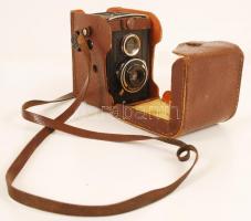 Voigtländer Brillant típusú fényképezőgép bőr tokkal /
Voigtländer camera with leather case