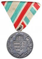 1929. "Magyar Háborús Emlékérem" ezüstözött bronz kitüntetés, peremen "BRONZ" jelzés, mellszalagon T:2 Hungary 1929. "Hungarian Commemorative War Medal" silver plated bronze decoration, "BRONZ" hallmark on the edge, with ribbon C:XF  NMK 419.