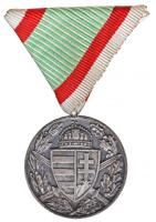 1929. "Magyar Háborús Emlékérem kardokkal, sisakkal" ezüstözött bronz kitüntetés, peremen "BRONZ" jelzés, mellszalagon T:2- Hungary 1929. "Hungarian Commemorative War Medal with swords and a helmet" silver plated bronze decoration, "BRONZ" hallmark on the edge, with ribbon C:VF NMK 418.