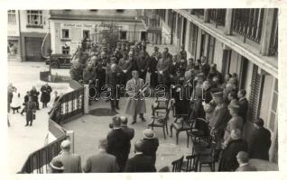 1935 Vienna, Wien; Wiener Männerfahrt, Überreichung der Ehrenbürger, Urkunde am Bundeskanzler Dr. K. v. Schuschnigg