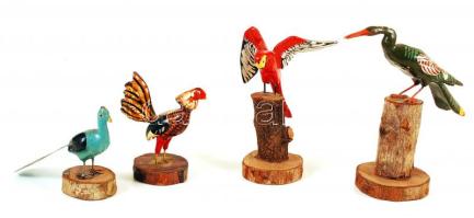 4 db fából faragott, festett egzotikus madár, pecséttel jelzettek
