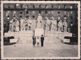 cca 1927-1952 Bp. V., Kossuth tér, családi fénykép, halványan egy másik fotó (csoportkép) szellemképével, 10,5×7,5 cm