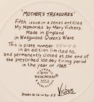 Wedgwood kalapos kislányokat ábrázoló számozott színes porcelán dísztál, hibátlan, jelzett, d: 20 cm