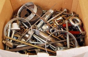 Doboznyi csavar reszelővel, fogóval és egyéb barkácseszközökkel