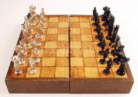 Sakk készlet: fa sakk tábla fém figurákkal hiánytalan állapotban / chess set