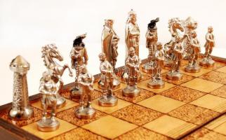 Sakk készlet: fa sakk tábla fém figurákkal hiánytalan állapotban /
chess set