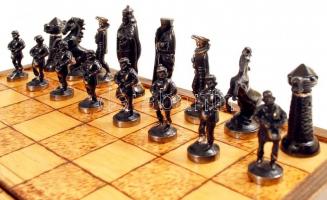 Sakk készlet: fa sakk tábla fém figurákkal hiánytalan állapotban /
chess set