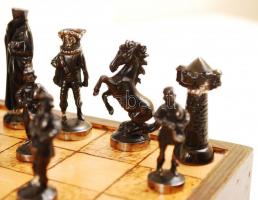 Sakk készlet: fa sakk tábla fém figurákkal hiánytalan állapotban /
chess set
