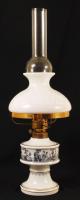 Pajzán jelenetekkel díszített porcelán petróleum lámpa, matricás, jelzett, hibátlan, réz szerelékkel, hibátlan üveg burával, m:46 cm