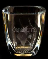 Halacskás kis üveg váza, gravírozott, m:9,5 cm