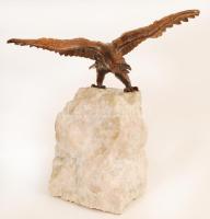 Turul madár, irredenta szobor, réz, mészkő talapzattal, m:24 cm (talapzattal), h:24,5 cm