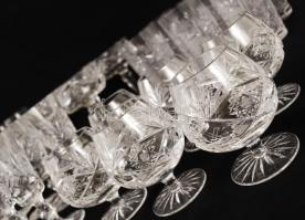 Kristály poharak, csiszoltak, néhányon apró csorba, összesen:53 db