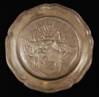 Címeres ón tényér, d: 22 cm; WMF jelenetekkel díszített ón pohár, m: 11 cm