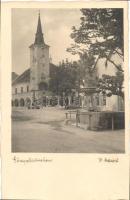 Gumpoldskirchen, Rathaus mit Pranger / town hall, pillory