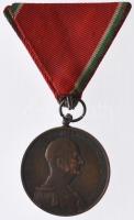 1939. "Magyar Bronz Vitézségi Érem" bronzolt hadifém kitüntetés mellszalaggal T:2- letört ...