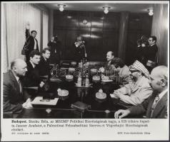 cca 1969-1978 Bp., Biszku Béla az MSZMP KB titkára fogadja Jasszer Arafatot, a Palesztinai Felszabadítási Szervezet VB-elnökét. MTI fotó, Szebellédy Géza, 23,5×16,5