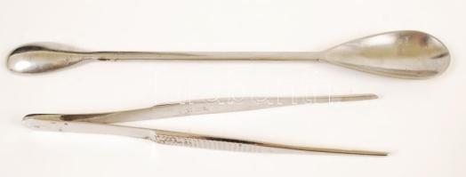 Fém csipesz, h: 15 cm; fém kétvégű kanál, h: 21 cm