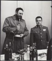 cca 1972-1978 Fidel Castro és Czinege Lajos, 11,5×10 cm