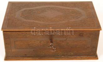 Régi dekoratív dobozka, bronz, belül plüss borítással, kulcs sérült, 14×8,5 cm