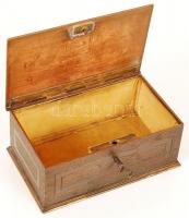 Régi dekoratív dobozka, bronz, belül plüss borítással, kulcs sérült, 14×8,5 cm