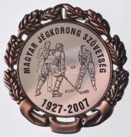 1992. "MESZ (Magyar Evezős Szövetség)" aranyozott jelvény tokban + 2007. "Magyar Jégkorong Szövetség 1927-2007" Br emlékplakett (70mm) tokban T:2