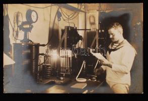 cca 1916 Távírószoba egy torpedórombolón fotólap / Telegraph office on a warship photo postcard