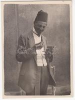 cca 1910 Kerny Istvánról készült felvétel, kis versikével: Aki nem tud arabusul, Modriano papírtól nem búsul, 11x8 cm