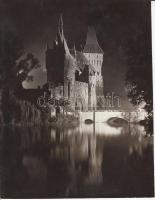 cca 1930 Kerny István (1879-1963): Budapest éjszaka, a kivilágított Vajdahunyad vára és a városligeti tó, feliratozott vintage fotó a szerző hagyatékából, 21x17 cm