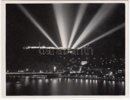 Dulovits Jenő (1903-1972): Budapest éjszaka, a Citadella sugárzó fénycsóvái, éjszakai felvétel, pecséttel jelzett vintage fotó, 9x12 cm