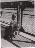 Cca 1935 Reich Péter Cornel: Az utazás előtt, pecséttel jelzett vintage fotóművészeti alkotás, 18x13 cm