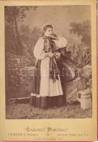 cca 1870 Veress Ferenc (1832-1916): Oláh-székely leány műtermi környezetben, festett háttér előtt, feliratozott keményhátú fotó kabinet méretben, 16x11 cm