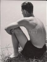 cca 1935 Reich Péter Cornel: Kapásra várva, pecséttel jelzett vintage fotó, 24x18 cm