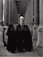 cca 1970 Szikrád Gyula: Apácák délutáni sétája, életkép, jelzetlen fotó a szerző hagyatékából, 24x18 cm