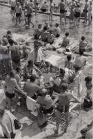 cca 1970 Szikrád Gyula: Budapesti strandélet, jelzetlen fotó a szerző hagyatékából, 24x18 cm